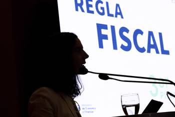 La ministra de Economía y Finanzas Azucena Arbelecha, durante una presentación sobre la economía del país. (archivo, febrero de 2024) · Foto: Ernesto Ryan