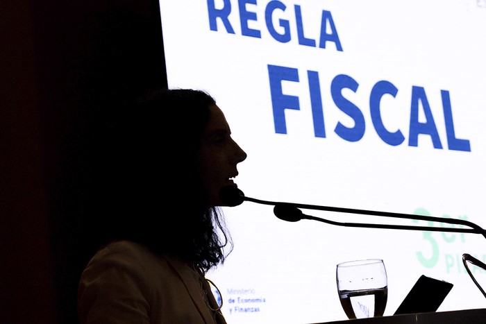 La ministra de Economía y Finanzas Azucena Arbelecha, durante una presentación sobre la economía del país. (archivo, febrero de 2024) · Foto: Ernesto Ryan