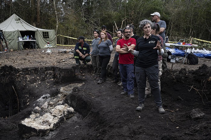 Alicia Lusiardo y equipo de antropólogos y técnicos en el Batallón 14 junto a los restos encontrados en el predio. · Foto: Mara Quintero