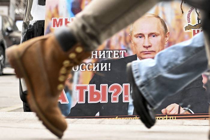 Un cartel con una imagen del presidente ruso Vladimir Putin que dice "¡Estamos con él por la soberanía de Rusia! ¿Y tú?" frente al edificio de la Duma del Estado ruso en el centro de Moscú. · Foto: Kirill Kudryavstsev, AFP