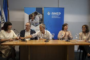 Selva Pérez, José Carlos Mahía, Pablo Caggiani, Gabriela Salsamendi y Olga de las Heras, durante el acto en que asumieron las autoridades de educación primaria. · Foto: Mara Quintero