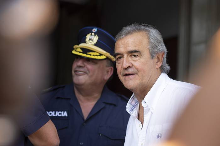 
El ministro del interior,  Jorge Larrañaga, durante un operativo de policial. (archivo, marzo de 2020) · Foto: Alessandro Maradei