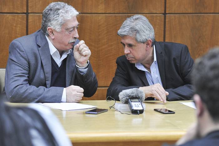 Ariel Ferrari y Ramón Ruiz, en el salón Colotuzzo del Banco de Previsión Social (30.09.2022). · Foto: Federico Gutiérrez