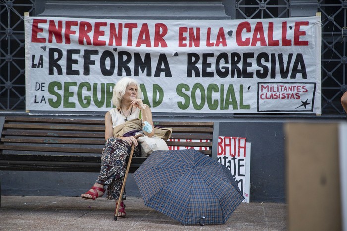 Acto contra la reforma de la seguridad social, el 8 de diciembre, en el Centro de Montevideo. · Foto: Camilo dos Santos