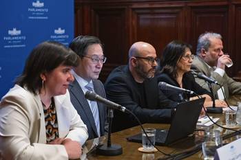 Micaela Gorriti, Huang Yazhong, Sebastián Valdomir, Blanca Rodríguez y Carlos Luján, el 2 de diciembre, en el Palacio Legislativo. · Foto: Alessandro Maradei