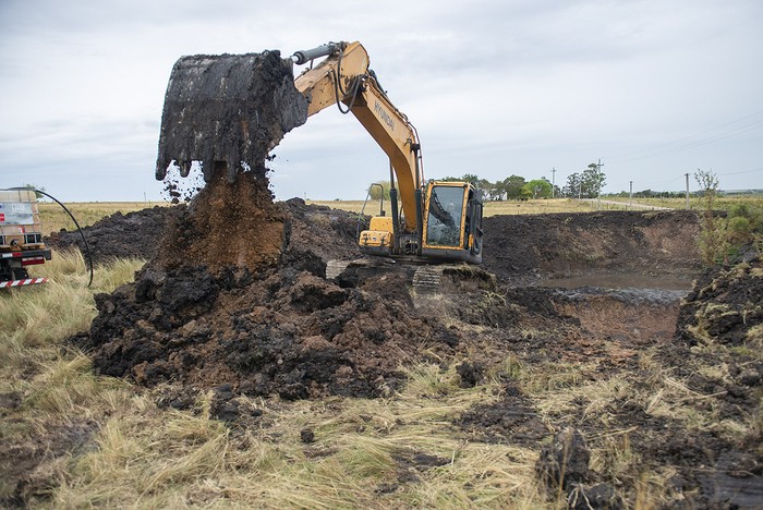 Construcción de tajamar en un establecimiento rural de Canelones. (archivo, febrero de 2023) · Foto: Alessandro Maradei
