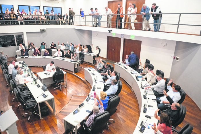 Durante una votación en la sesión del 11 de noviembre, en la Junta Departamental de Canelones. · Foto: Gianni Schiaffarino