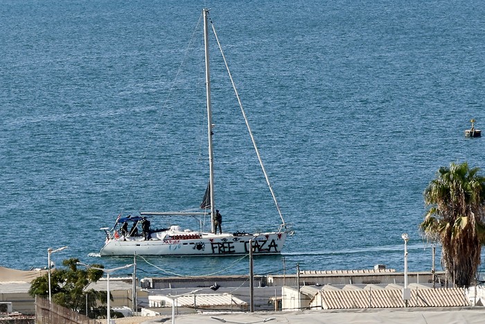 Un barco de la Flotilla Global Sumud interceptado por las fuerzas israelíes en el mar Mediterráneo frente a las aguas de la Franja de Gaza, el 2 de octubre, en el puerto de Ashdod. Foto: Saeed Qaq, AFP. · Foto:  Abdul Mueed, Efe