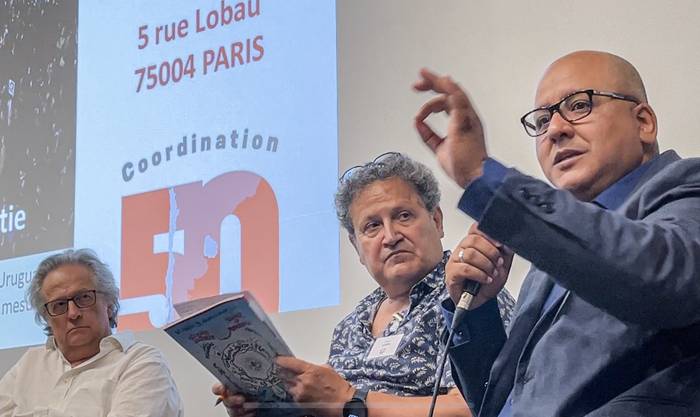Zelmar Michelini, Fabien Cohen y José Olivera, durante la actividad por los 50 años del golpe de Estado en Uruguay, el 24 de junio, en París. · Foto: Difusión