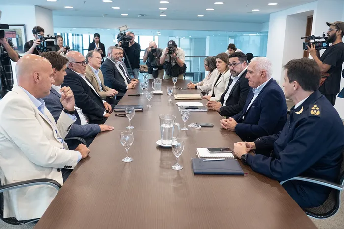 Reunión entre autoridades del gobierno e intendentes por el Plan Más Barrio, el 7 de abril, en la Torre Ejecutiva. · Foto: Gianni Schiaffarino