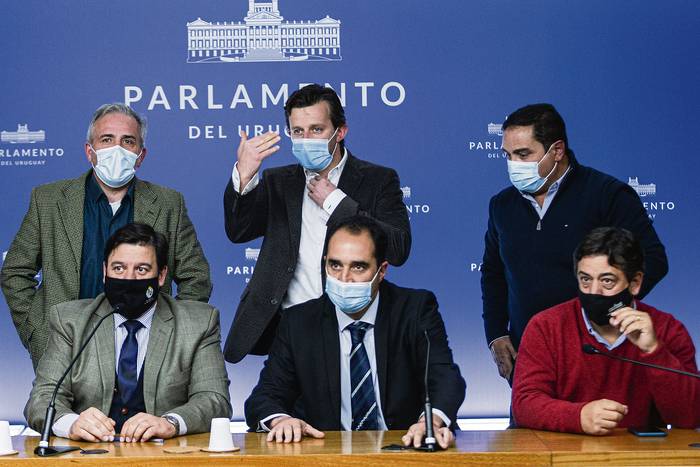 Alfonso Lerete, Ávaro Dastugue, Javier Radiccioni, Adrian Peña, Amin Niffouri y Daniel Peña, durante una conferencia de prensa (archivo, junio de 2021). · Foto: .