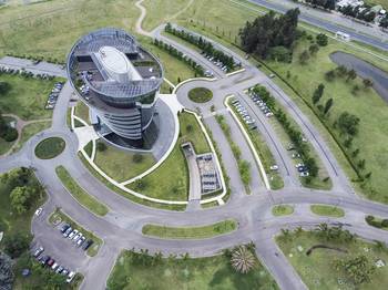 Parque de negocios y tecnología Zonamerica, ubicado en ruta 8, en Montevideo. · Foto: Gianni Schiaffarino