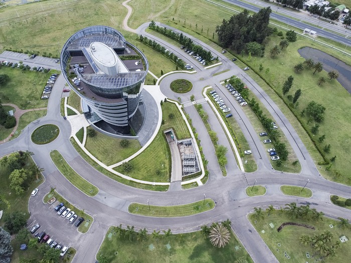 Parque de negocios y tecnología Zonamerica, ubicado en ruta 8, en Montevideo. · Foto: Gianni Schiaffarino