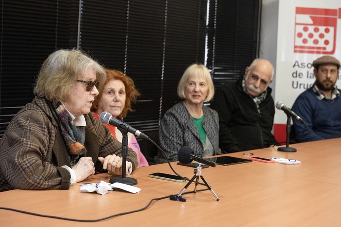 Alicia Migdal, Alma Cohn, Mónica Wodzislawski, Leo Masliah y Alejandro Jorysz, el 13 de agosto, en la sede de APU. · Foto: Alessandro Maradei