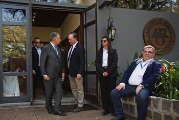 Yamandú Orsi y Rafael Ferber, el 10 de setiembre de 2025, en la Expo Prado. · Foto: Gianni Schiaffarino