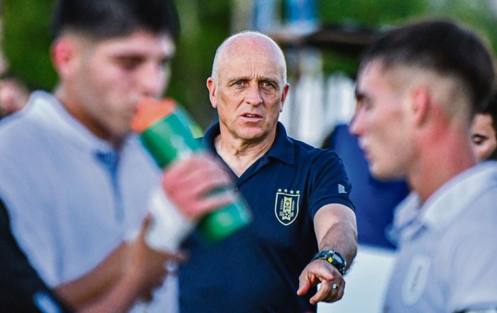 Fabián Coito, entrenador de Uruguay, durante el partido amistoso disputado entre la selección sub 20 y Colonia Interior, el 19 de diciembre, en la ciudad de Rosario. · Foto: Ignacio Dotti