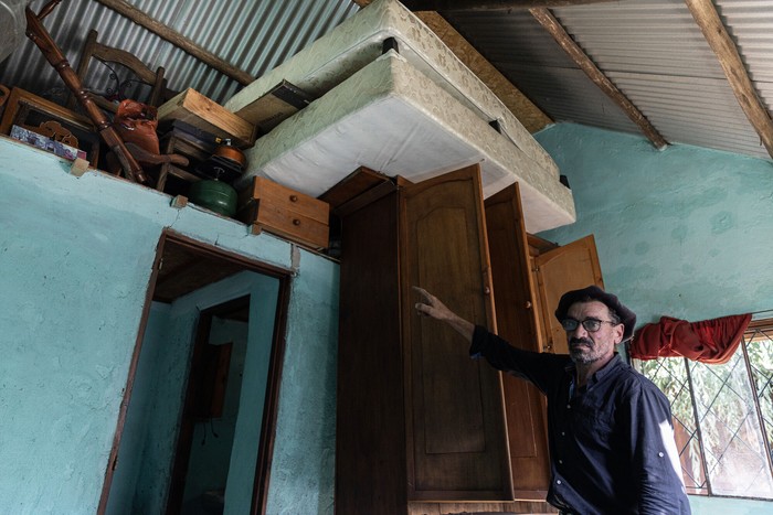 Julio Giménez, el 26 de marzo, en su casa de Santa Lucía. · Foto: Ernesto Ryan
