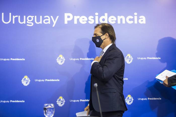 El presidente Luis Lacalle Pou, tras anunciar medidas ante la pandemia, el 16 de diciembre de 2020, en la
Torre Ejecutiva. · Foto: .