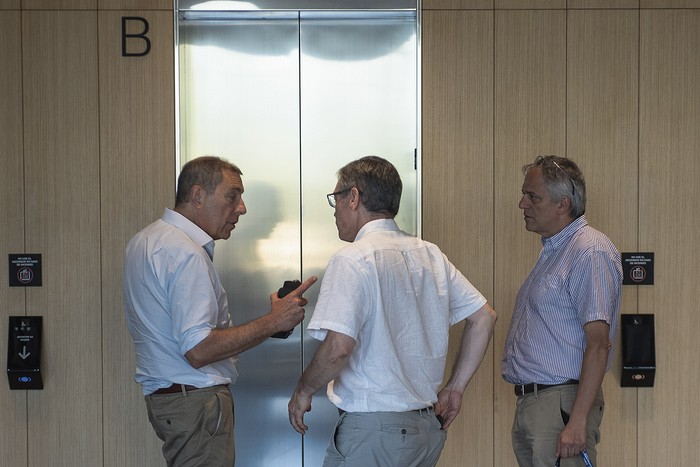 Gabriel Oddone, Martín Vallcorba y Rodrigo Arim, en el edificio Plaza Alemania (archivo, enero de 2025). · Foto: Gianni Schiaffarino