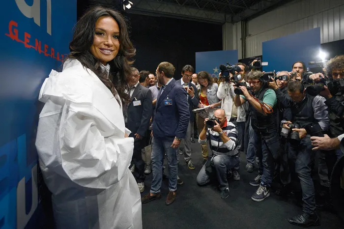 Nicole Minetti, consejera regional del partido Pueblo de la Libertad (PDL) de Lombardía, exbailarina e higienista dental del primer ministro italiano Silvio Berlusconi, posa frente a la colección Parah New Generation durante el evento Blue Fashion Beach el 23 de septiembre de 2012 en la Semana de la Moda Femenina de Milán. · Foto: Filippo Monteforte, AFP