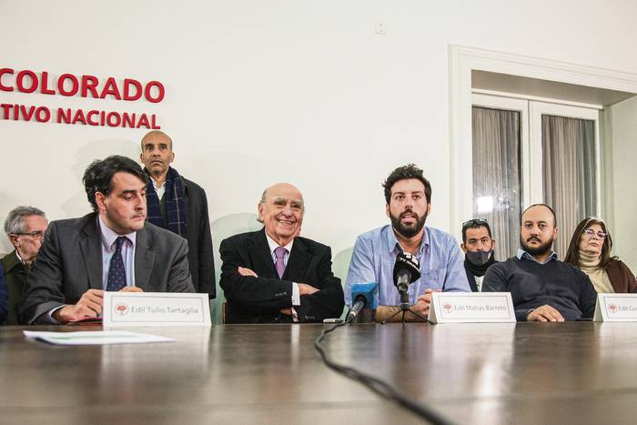 Tulio Tartaglia, Julio María Sanguinetti, Matías Barreto, Gustavo Facciola, ediles y diputados,  en la sede del Partido Colorado. · Foto: Mara Quintero
