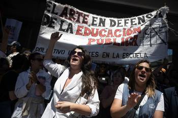 Concentración de Ademu, el 10 de noviembre, frente a la Torre Ejecutiva, en Montevideo. · Foto: Gianni Schiaffarino