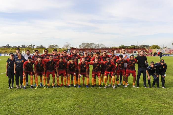 El equipo de Villa Española, previo al inicio del partido con Progreso, el sábado 15 de abril, en el estadio Obdulio Varela.  · Foto: Fernando Morán