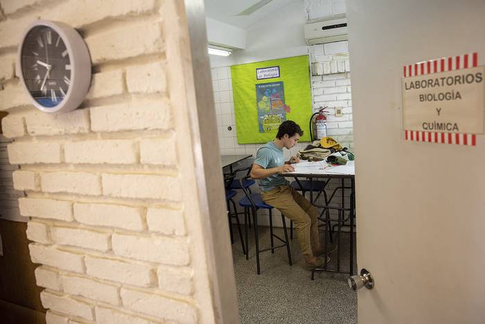 Alumno del Liceo Alternativo cooperativo de la Costa tomando un examen (archivo, marzo de 2023). · Foto: Martín Varela Umpiérrez