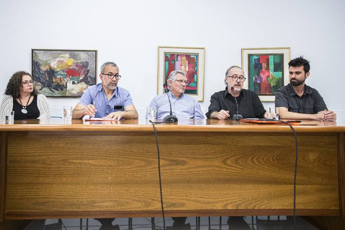 Fernanda Alanís, Daniel Devitta, Julián Mazzoni, Walter Fernández y Gonzalo Irigoyen, el 16 de diciembre , en la ANEP · Foto: Mara Quintero