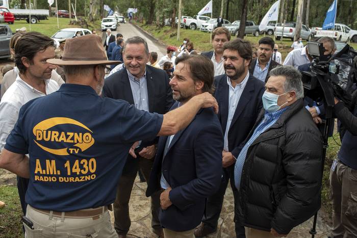 El presidente Luis Lacalle Pou, en la Expo Durazno junto al intendente Carmelo Vidalin y el secretario de la presidencia Álvaro Delgado. · Foto: Robin Van Lonkhuijsen