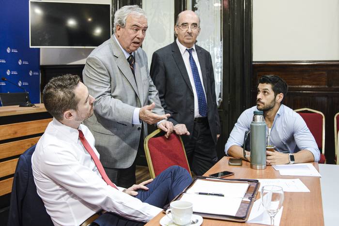 Diego Sanjurjo, Luis Alberto Heber, Guillemo Maciel y Andrés Ojeda, durante la reunión, en el Ministerio del Interior (19.12.2022). · Foto: Mara Quintero