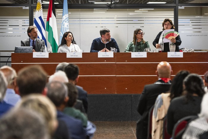 Stefano Pettinato, Nadia Qaraqra, Víctor Aldaya, Tatiana Antúnez, Anahit Aharonián, el 1° de diciembre, en el edificio anexo del Palacio Legislativo. · Foto: Diego Vila
