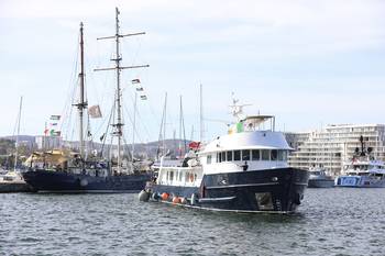 El primer buque de la Flotilla Global Sumud, zarpa del puerto de Binzert, rumbo a Gaza, el 14 de setiembre, en Bizerta, Túnez. · Foto: Mohamed Mdalla, Anadolu, AFP