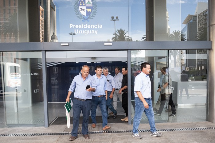 Productores y dirigentes gremiales del sector lácteo, luego de la reunión con Yamandú Orsi y Alfredo Fratti, el 11 de diciembre, en la Torre Ejecutiva. · Foto: Alessandro Maradei
