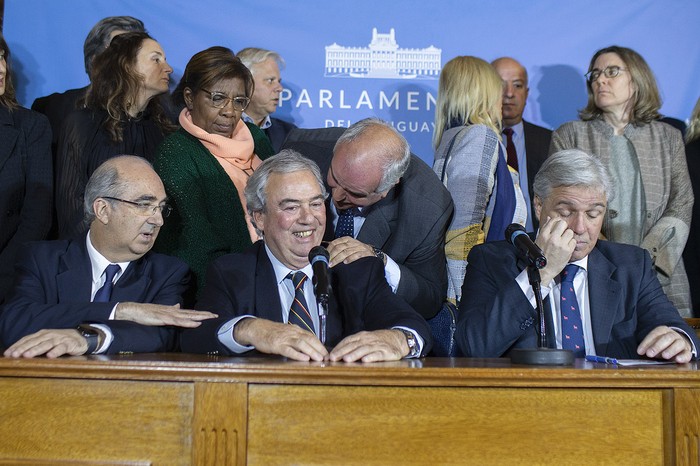 Guillermo Maciel, Luis Alberto Heber y Francisco Bustillo, cuando fueron interpelados por la emisión del pasaporte a Sebastián Marset, el 22 de agosto de 2023. · Foto: Ernesto Ryan