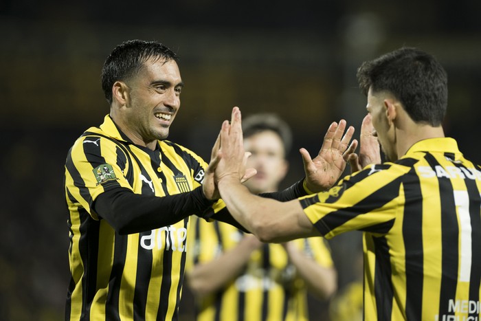 Jaime Báez, de Peñarol celebra su gol ante Rampla Juniors. · Foto: Enzo Santos