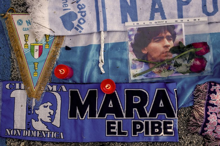 Exterior del estadio San Paolo, en Nápoles, tras el anuncio de la muerte de Diego Armando Maradona, el 27 de noviembre de 2020. 


 · Foto: Alessio Paduano