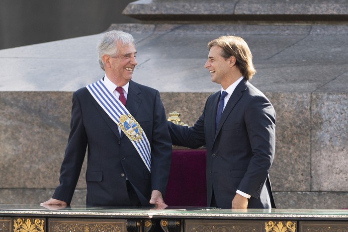 Tabaré Vázquez y Luis Lacalle Pou, el 1 de marzo de 2020, en la Plaza Independencia · Foto: Sandro Pereyra