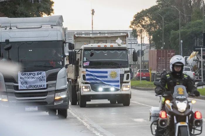 Movilización de transportistas autoconvocados en la entrada al puerto de Montevideo, el 11 de junio. · Foto: Alessandro Maradei