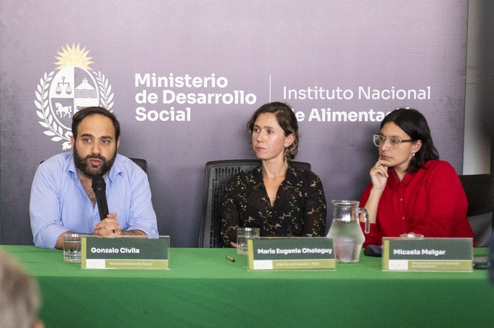 Gonzalo Civila, Eugenia Oholeguy y Micaela Melgar, el 2 de diciembre, en el comedor N°7 del Instituto Nacional de Alimentación. · Foto: Alessandro Maradei