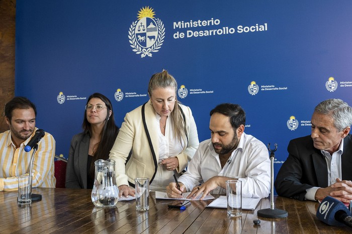Firma del acuerdo entre el Mides, ANDE y República Microfinanzas, el 3 de diciembre, en la sede del Mides. · Foto: María Vivanco