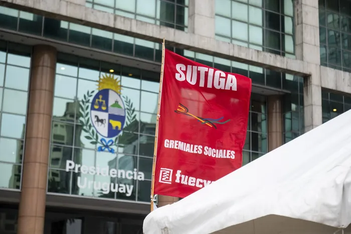 Carpa de Sutiga frente a Torre Ejecutiva. (Archivo, agosto de 2026) · Foto: Alessandro Maradei