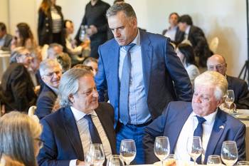 Haroldo Espalter, presidente de la Cámara de Comercio Uruguay y Estados Unidos, el presidente Yamandú Orsi, y el embajador estadounidense, Lou Rinaldi, el 24 de noviembre, en el Club de Golf de Montevideo. · Foto: Alessandro Maradei