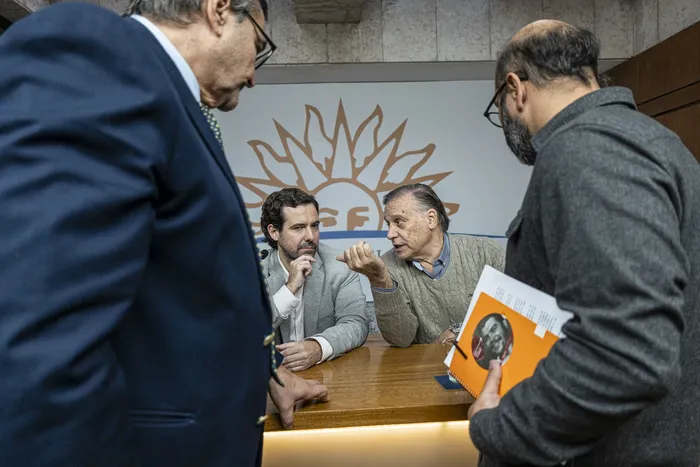 Jose Luis Gallo, Sebastian Valdomir Federico Preve y Carlos Varela, el lunes 4, durante la conferencia de prensa en el Parlamento. · Foto: Ernesto Ryan