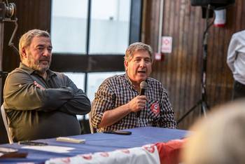 El intendente de Montevideo, Mario Bergara, y el secretario general electo del PDC, César Falcón, el 29 de noviembre, en la convención nacional del sector. · Foto: Diego Vila