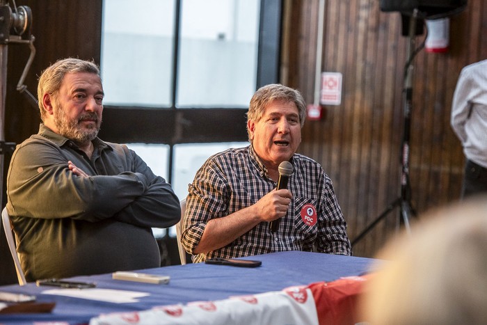 El intendente de Montevideo, Mario Bergara, y el secretario general electo del Partido Demócrata Cristiano (PDC), César Falcón, el sábado 29 de noviembre, en la convención nacional del sector. · Foto: Diego Vila