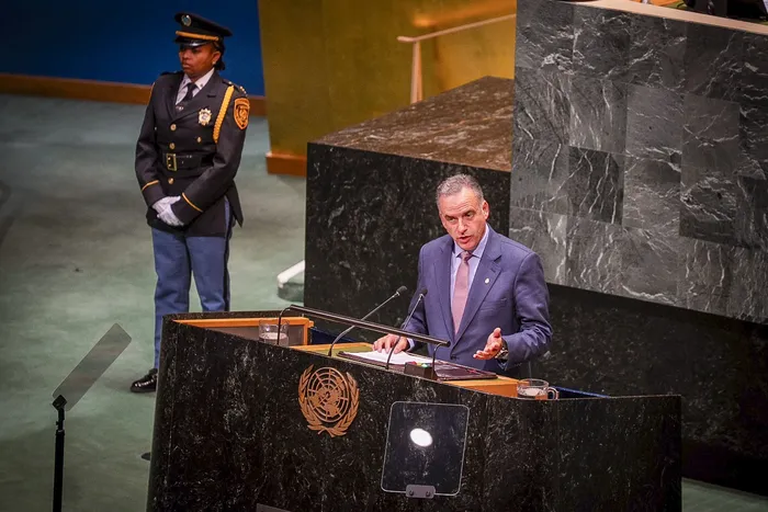Yamandú Orsi durante su discurso ante la Asamblea General de las Naciones Unidas, el 24 de setiembre, en la sede de la ONU, en Nueva York. · Foto: Presidencia de Uruguay