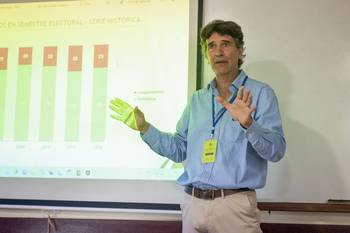 Ignacio Zuasnábar, el 3 de diciembre, en el IX Congreso Uruguayo de Ciencia Política, en la Facultad de Ciencias Sociales. · Foto: Alessandro Maradei