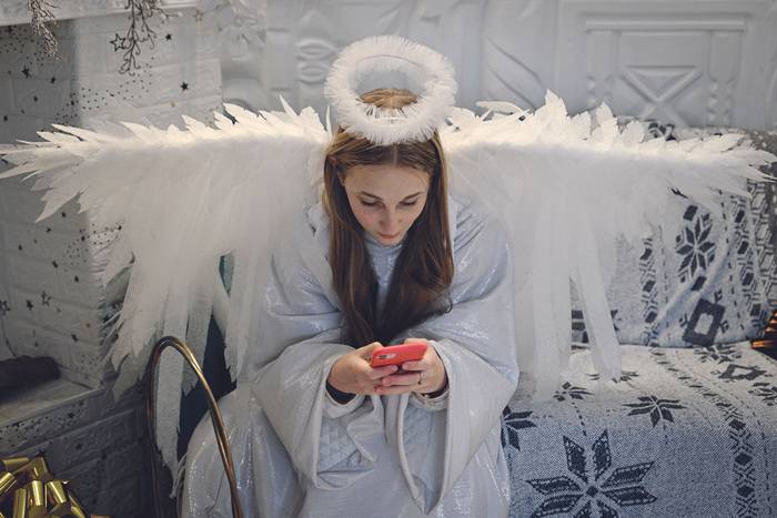 Durante un descanso en un saludo navideño para los niños en la biblioteca pública en Irpin, al noroeste de Kiev, Ucrania, el 23 de diciembre de 2022. · Foto: Genya Savilov, AFP 