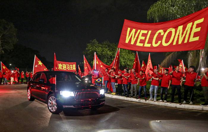 El presidente chino, Xi Jinping, al llegar al hotel en Brasilia, el 12 de noviembre de 2019. · Foto: Sergio Lima, AFP